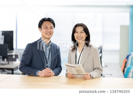 一位微笑的經理正在工作 138740203