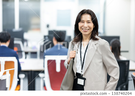 Middle-aged female employee in sales position Middle-aged female employee in sales position 138740204