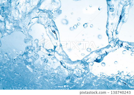 水花飛濺在抽象的藍色背景上，營造出美感。 138740243