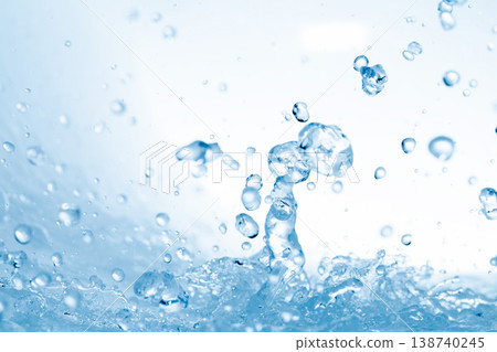 水花飛濺在抽象的藍色背景上,營造出美感。 水花飛濺在抽象的藍色背景上,營造出美感。 138740245