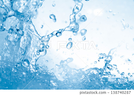 水花飛濺在抽象的藍色背景上，營造出美感。 138740287