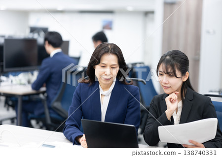 女性經理和年輕員工 女性經理和年輕員工 138740331