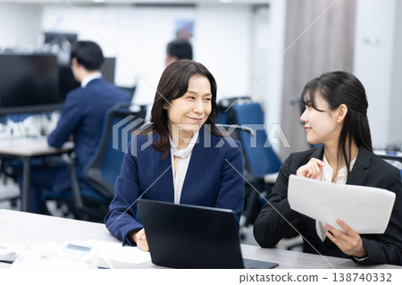 女性經理和年輕員工 女性經理和年輕員工 138740332