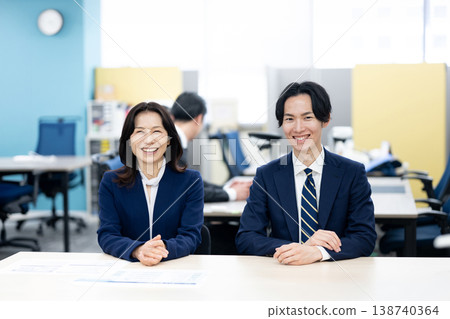 A smiling manager and subordinate 138740364