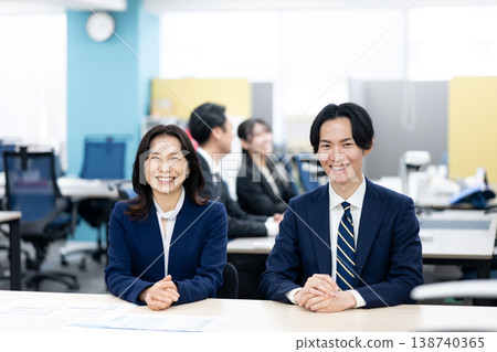 一位微笑的經理和一位下屬 138740365