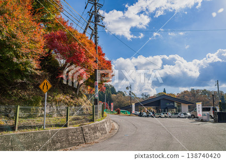 Autumn foliage scenery at Lake Mikawa in Toyota City (Aichi Prefecture) 138740420