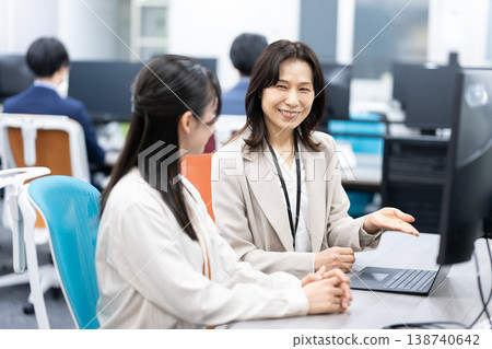 經理和年輕員工正在交談 經理和年輕員工正在交談 138740642