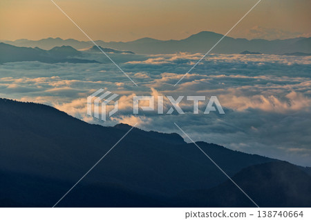 The morning sea of clouds and the mountain ranges of Doshi and Tanzawa as seen from Mt. Kinpu. The morning sea of clouds and the mountain ranges of Doshi and Tanzawa as seen from Mt. Kinpu. 138740664