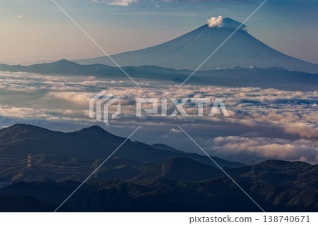 從金府山上可以看到雲海和富士山。 從金府山上可以看到雲海和富士山。 138740671