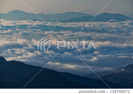 從金峰山眺望雲海、三峠山和五丈台山。 從金峰山眺望雲海、三峠山和五丈台山。 138740672