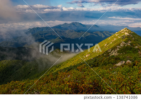 Clouds gather on the ridge of Mt. Kinpu in Okuchichibu and Mt. Kayagatake. 138741086