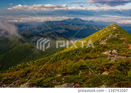 Clouds gather on the ridge of Mt. Kinpu in Okuchichibu and Mt. Kayagatake. 138741087