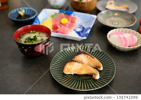 用照燒黃尾魚和刺身慶祝新年吧！ 138741099