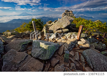 清晨,從金峰山頂眺望雲霧繚繞的五條石頭和富士山。 清晨,從金峰山頂眺望雲霧繚繞的五條石頭和富士山。 138741115