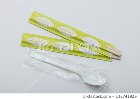 白色背景上的湯匙和筷子圖片 138741929