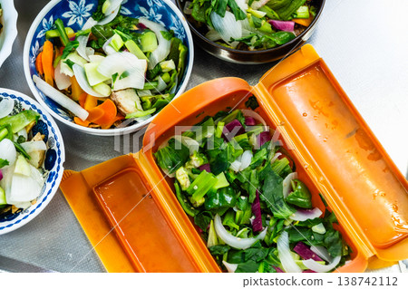 Make healthy and delicious steamed vegetables with cheese in the microwave. Make healthy and delicious steamed vegetables with cheese in the microwave. 138742112