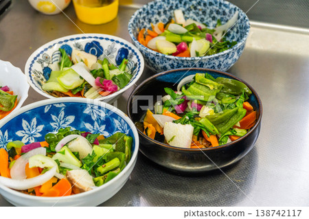 Make healthy and delicious steamed vegetables with cheese in the microwave. Make healthy and delicious steamed vegetables with cheese in the microwave. 138742117