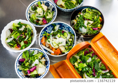 Make healthy and delicious steamed vegetables with cheese in the microwave. Make healthy and delicious steamed vegetables with cheese in the microwave. 138742119