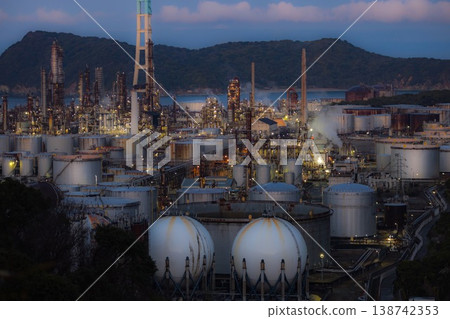不眠工廠的夜景 138742353