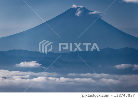 從金府山眺望雲霧繚繞的富士山。 從金府山眺望雲霧繚繞的富士山。 138743057
