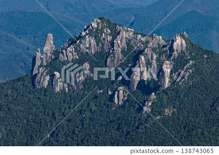 從金峰山山脊上看到的瑞垣山岩石山峰。 從金峰山山脊上看到的瑞垣山岩石山峰。 138743065