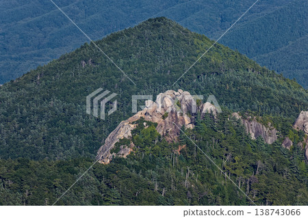 Dainichi-iwa and Iimori-yama as seen from the ridge of Kinpusan in Okuchichibu. 138743066