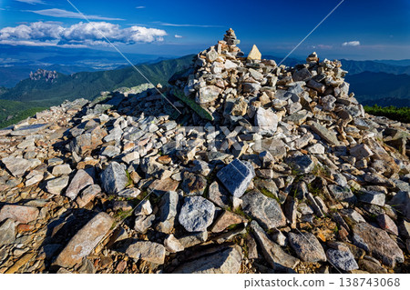 奧秩父市金峰山和水垣山山脊上的石堆 奧秩父市金峰山和水垣山山脊上的石堆 138743068