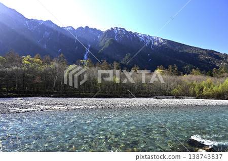 五月在上高地梓川右岸眺望霞澤山(地點:上高地梓川右岸,韋斯頓紀念碑附近) 五月在上高地梓川右岸眺望霞澤山(地點:上高地梓川右岸,韋斯頓紀念碑附近) 138743837