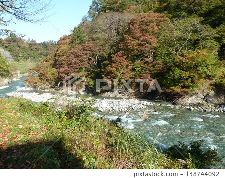 清津川流經清津峽谷入口附近(新潟縣十日町市)。 清津川流經清津峽谷入口附近(新潟縣十日町市)。 138744092