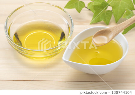 橄欖油和新鮮香草 橄欖油和新鮮香草 138744104