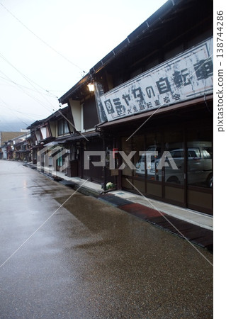 郡上八幡的街景(雨後)-舊街景 郡上八幡的街景(雨後)-舊街景 138744286