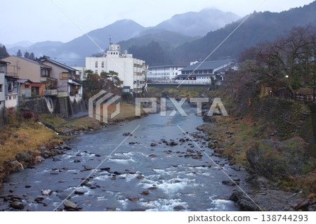 郡上八幡的街景(雨後)-從宮瀨橋眺望 郡上八幡的街景(雨後)-從宮瀨橋眺望 138744293