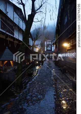黃昏時分,郡上八幡的街景,沿著谷中水道。 黃昏時分,郡上八幡的街景,沿著谷中水道。 138744296