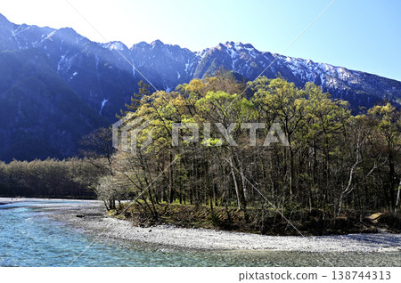 五月在上高地梓川右岸眺望霞澤山(地點:上高地梓川右岸,韋斯頓紀念碑附近) 五月在上高地梓川右岸眺望霞澤山(地點:上高地梓川右岸,韋斯頓紀念碑附近) 138744313