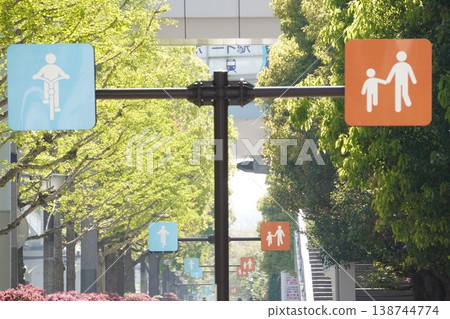 Tree-lined street near Odaiba Kaihin Park Station | Urban greenery and safe pedestrian and bicycle-only walkways Tree-lined street near Odaiba Kaihin Park Station | Urban greenery and safe pedestrian and bicycle-only walkways 138744774
