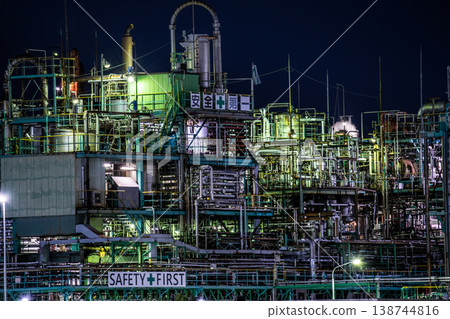 Night view of the Yokkaichi Petrochemical Complex in Yokkaichi, Mie Prefecture 138744816