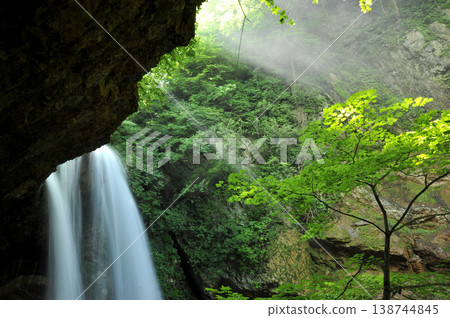 松川谷:雷電瀑布與光芒 松川谷:雷電瀑布與光芒 138744845