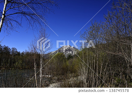 五月在上高地眺望八重岳的景色(照片拍攝於上高地,梓川右岸) 五月在上高地眺望八重岳的景色(照片拍攝於上高地,梓川右岸) 138745578