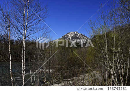 五月在上高地眺望八重岳的景色（照片拍攝於上高地，梓川右岸） 138745581