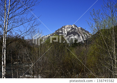 五月在上高地眺望八重岳的景色(照片拍攝於上高地,梓川右岸) 五月在上高地眺望八重岳的景色(照片拍攝於上高地,梓川右岸) 138745582