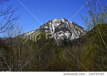 五月在上高地眺望八重岳的景色(照片拍攝於上高地,梓川右岸) 五月在上高地眺望八重岳的景色(照片拍攝於上高地,梓川右岸) 138745585