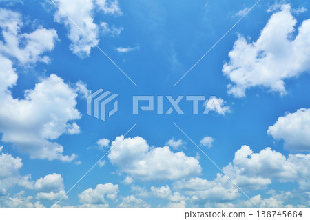 夏天藍天和雲彩 夏天藍天和雲彩 138745684