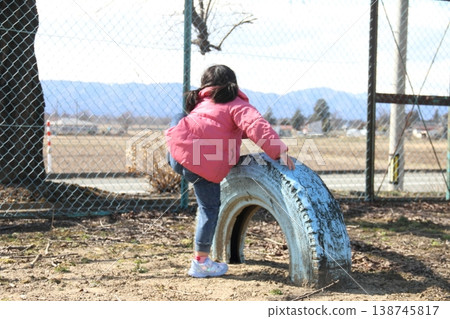 一張5歲女孩在公園玩耍的照片。 一張5歲女孩在公園玩耍的照片。 138745817