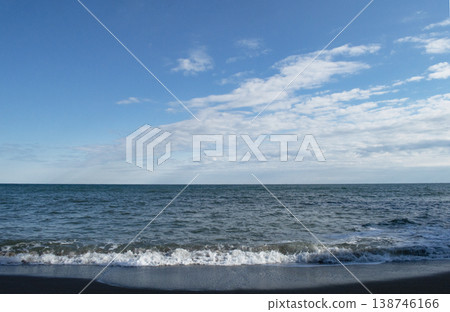 平靜的海浪輕拍海岸，湛藍的天空。 138746166