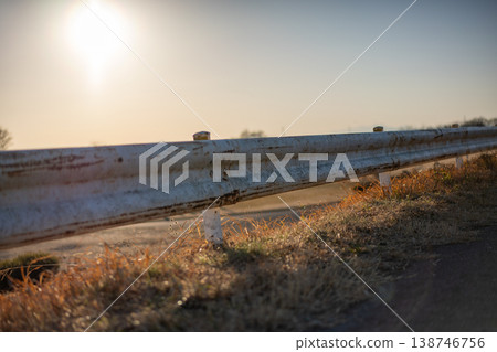 護欄和枯草沐浴在夕陽中 138746756