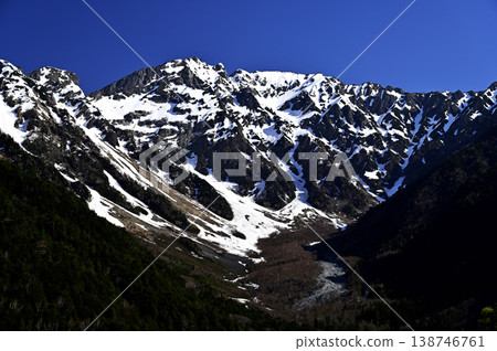 五月的上高地,穗高山(照片拍攝於上高地,梓川右岸,河童橋附近) 五月的上高地,穗高山(照片拍攝於上高地,梓川右岸,河童橋附近) 138746761