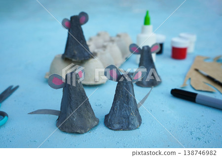 A simple DIY childrens craft is a family of mice made from cardboard egg packaging. Step 5 Insert ears and tails into the slots A simple DIY childrens craft is a family of mice made from cardboard egg packaging. Step 5 Insert ears and tails into the slots 138746982