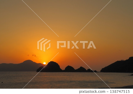 座間味島的日落,阿瑪海灘的傍晚景色 座間味島的日落,阿瑪海灘的傍晚景色 138747515