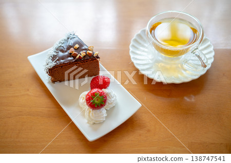 Chocolate cake with strawberries and tea 138747541