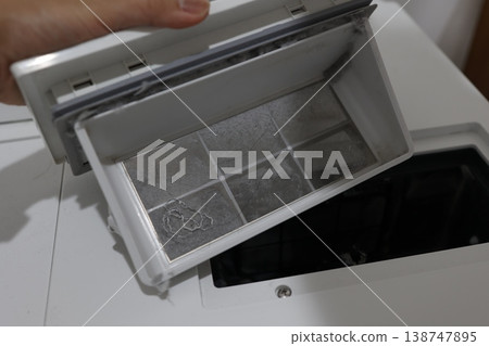 滾筒式洗衣機烘乾機過濾器:積聚灰塵和碎屑,維護。 滾筒式洗衣機烘乾機過濾器:積聚灰塵和碎屑,維護。 138747895